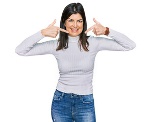 Obraz premium Beautiful brunette woman wearing casual clothes smiling cheerful showing and pointing with fingers teeth and mouth. dental health concept.