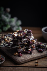tablette de chocolat fait maison Noël mendiant fruits secs noisettes noix cranberries cadeau gourmand