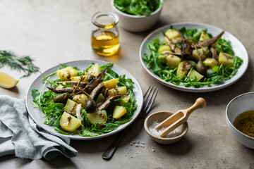 salade fraîche de pommes de terre, roquettes et sardines