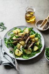 salade fraîche de pommes de terre, roquettes et sardines