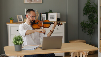 Online violin lessons with male music teacher