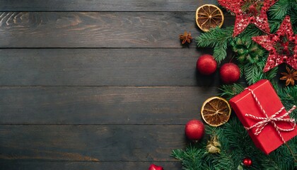 Dunkler Holztisch mit weihnachtlichen Dekoelementen