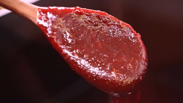 빨갛고 윤기나는 매콤 달달한 떡볶이 양념장을 주걱으로 휘젓는 모습