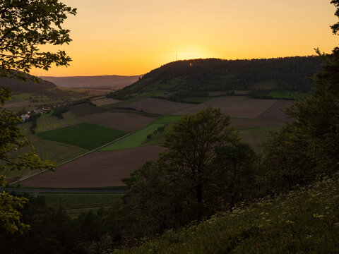 Blick von den Weinbergen von Ramsthal auf den Haarberg im Abendlicht, Landkreis Bad Kissingen, Franken, Unterfranken, Bayern, Deutschland