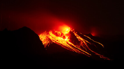 Der Kraterbereich des Vulkans Stromboli glüht nach einer Eruption nach