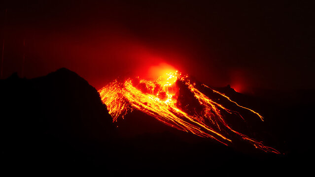Der Kraterbereich des Vulkans Stromboli gl&uuml;ht nach einer Eruption nach