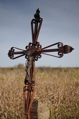Stary krzyż stojący w polu, łące. - obrazy, fototapety, plakaty