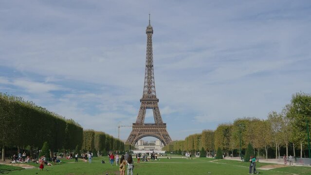 vista  general de la torre Eiffel desde el parque, en parís