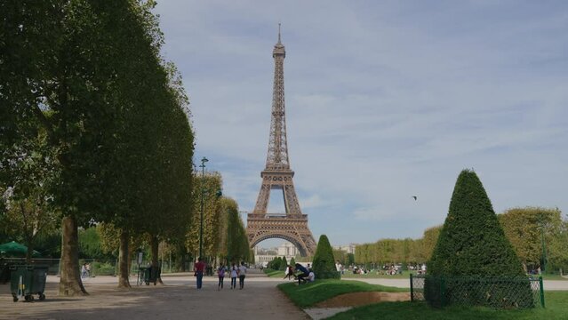 vista de la torre Eiffel de parís desde el fondo del parque