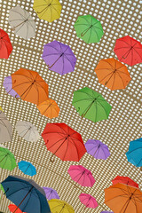 Fototapeta na wymiar bunte Regenschirme als Dekoration an der Decke eines Hauses