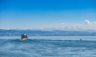 Promenade und Hafen von Friedrichshafen am Bodensee im Sommer © indiauniform