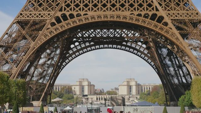 ciudad de par&iacute;s tras el arco de la base de la torre Eiffel 