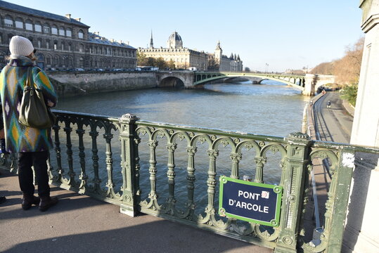 Sur le pont d'Arcole &agrave; Paris. France