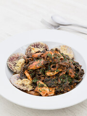 Pasta negra con ostras