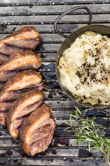 Tapa de cuadril a la parrilla con puré