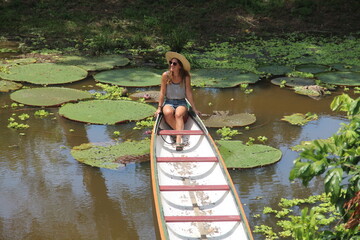 mulher em barco no Rio Croa, em Cruzeiro do Sul, Acre 