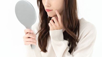 お肌をチェックする女性