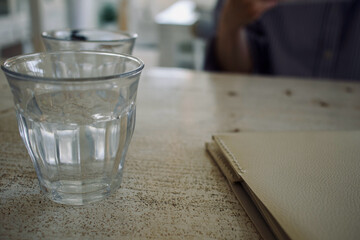 カフェのテーブルとグラス