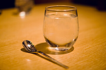 水の入ったグラスとスプーン