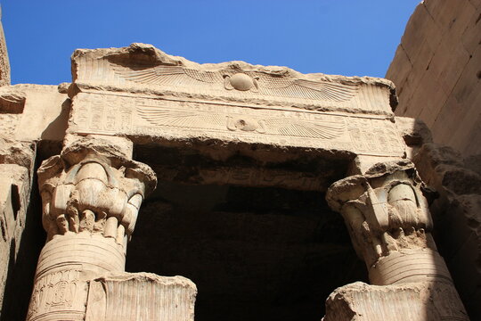 temple d'Edfu : bas relief  Isis et colonnes &eacute;gyptiennes et cintre