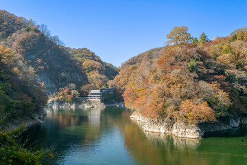 秋の帝釈峡の神龍湖