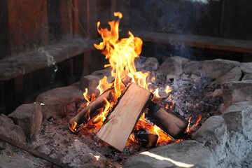 Holzfeuer mit Glut, leuchtend, hell, warm, heiß, Holz, Lagerfeuer, Brennholz, Kamin