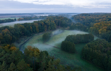 Wiesen und Wald Landschaft im Nebel von oben, Mecklenburg Vorpommern