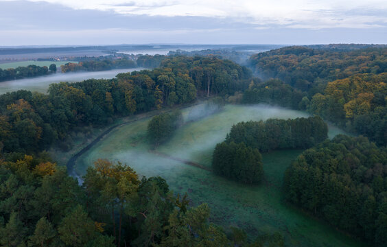 Wiesen und Wald Landschaft im Nebel von oben, Mecklenburg Vorpommern