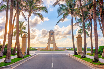 Palm Beach, Florida, USA clock tower on Worth Ave - obrazy, fototapety, plakaty
