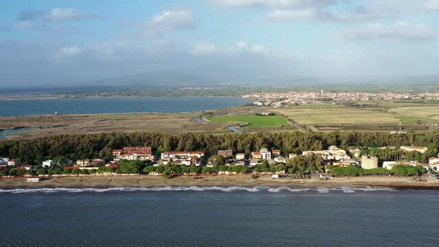 survol de la plage de Marina di torre grande pr&egrave;s d'Oristano en Sardaigne