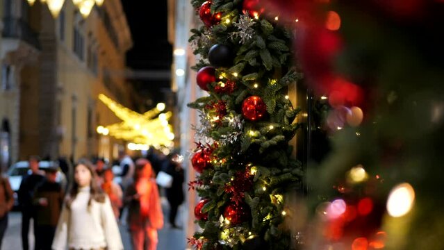 Le vetrine della strada dello shopping addobate con le decorazioni natalizie. Roma 2023.
Via dei Condotti attrae i clienti con le luci di Natale.