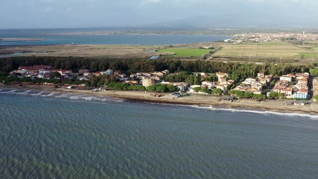 survol de la plage de Marina di torre grande pr&egrave;s d'Oristano en Sardaigne