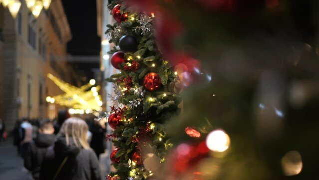 Le vetrine della strada dello shopping addobate con le decorazioni natalizie. Roma 2023.
Via dei Condotti attrae i clienti con le luci di Natale.