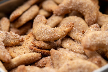 selbstgebackene Vanillekipferl mit Vanillezucker zu Weihnachten