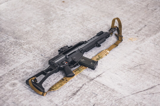 Polizist/Soldat während einer taktischen Schießübung mit einem G36 von Heckler und Koch