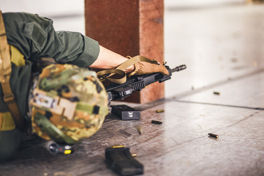 Polizist/Soldat während einer taktischen Schießübung mit einem G36 von Heckler und Koch