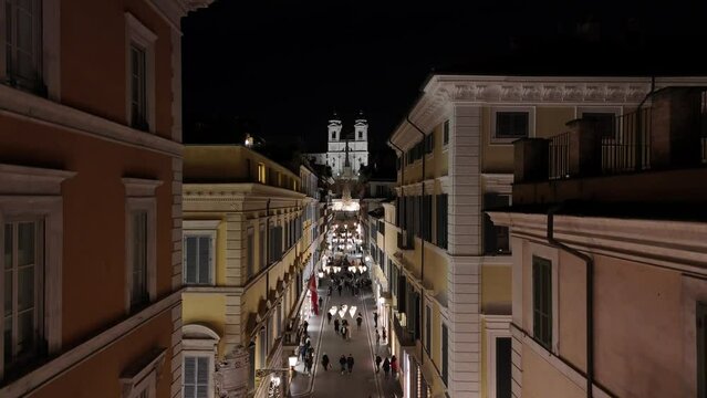 La strada dello shopping nel centro di Roma, Italia, via dei Condotti.
Vista aerea con le luci di Natale. Sullo sfondo Piazza di Spagna e la scalinata di Trinit&agrave; dei Monti.