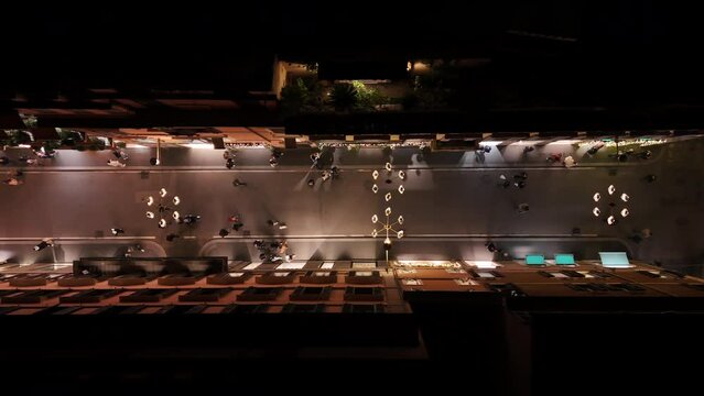 La strada dello shopping nel centro di Roma, Italia, via dei Condotti.
Vista aerea perpendicolare sulle luminarie natalizie.