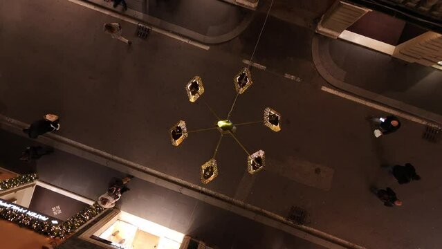 La strada dello shopping nel centro di Roma, Italia, via dei Condotti.
Vista aerea perpendicolare sulle luminarie natalizie.