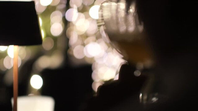 Una serata romantica, un calice, la mano e il calore del fuoco.
Un Cocktail servito in una location piena di luci e di emozione.