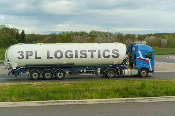 On a tank truck driving along the road there is an inscription - 3PL logistics.