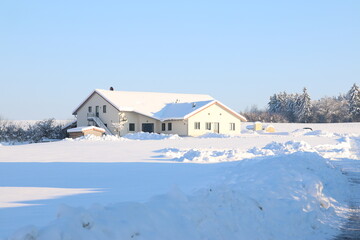Winter in Bayern, Schnee soweit das Auge reicht. Ein Haus mitten im Schnee