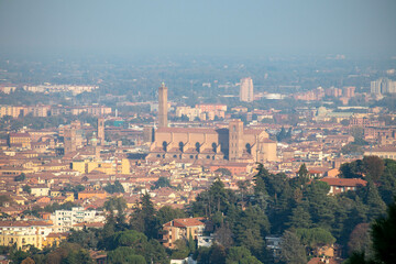 Fototapeta premium La città di Bologna vista dai portici di San Luca, Emilia Romagna