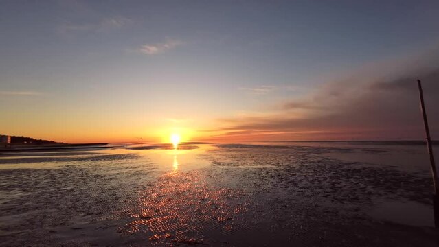 Romantischer Sonnenuntergang am Wattenmeer bei Ebbe, Rippel, Nordsee, Naturschauspiel