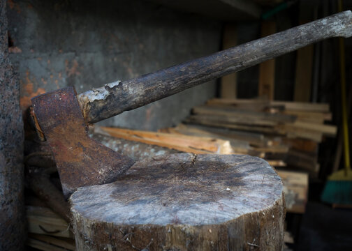 Detalhe de machado cortar madeira com ferrugem, antiguidade.
​