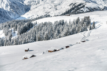 Fototapeta na wymiar verschneites Bergdorf in den Zillertaler Alpen