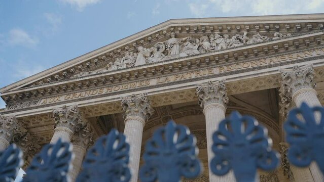 fachada del pante&oacute;n de par&iacute;s tras una reja