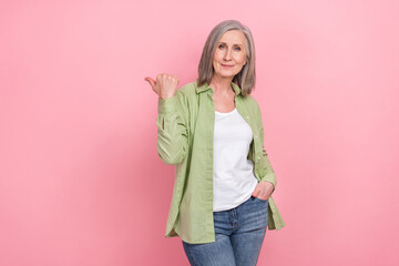 Photo of old white haired pointing finger information empty space presentation just content no ads isolated on pink color background