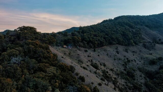  Amanecer acampar desde el aire con Dron