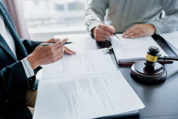 Lawyer and client negotiation in legal judgement consulting.. - obrazy, fototapety, plakaty